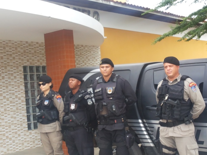 Militares foram acionados após explosões em escola