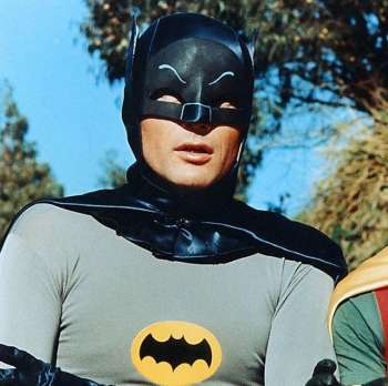 Adam West fico conhecido por interpretar Batman nas telinhas