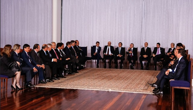 O presidente Michel Temer (centro), com ministros, parlamentares e governadores durante encontro no Alvorada 