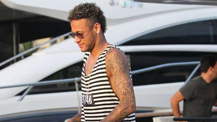 Neymar voltou a Barcelona após folga em Ibiza em silêncio