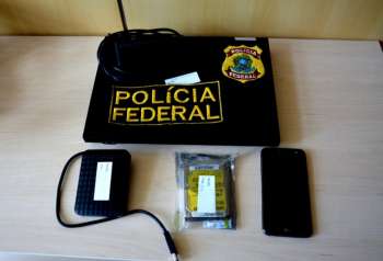 Disco de armazenamento e celular foram encontrados com professor na Zona Norte do Recife (Foto: Ascom/PF) 