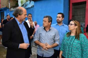 Secretário Mozart Amaral com representante da ONU, que conheceram de perto necessidades das comunidades das grotas de Maceió, programa que a Setrand tem modificado para melhor o dia a dia dos moradores