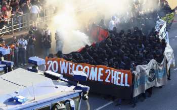 Polícia tenta dispersar manifestação contra reunião do G20 em Hamburgo.