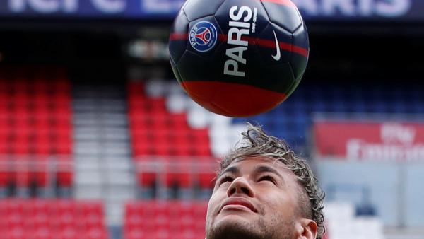 Neymar durante coletiva de imprensa no dia da sua apresentação oficial pelo PSG em 4 de agosto de 2017