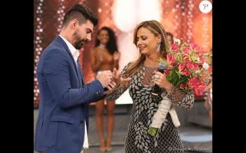 Em dezembro de 2015 o jogador pediu a atriz em casamento no palco do programa Domingão do Faustão.