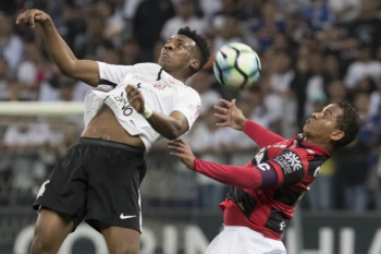 Corinthians, que teve Moisés na lateral esquerda, acabou derrotado neste sábado