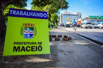 Manutenção na Praça do Centenário.