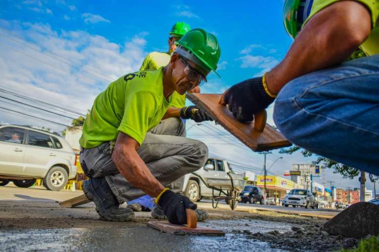 Obras estão sendo executadas na Praça do Centenário.