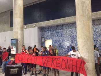 Torcida do Flamengo no aeroporto 