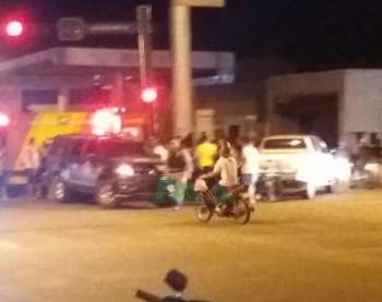 Após avançar sinal vermelho, motorista causa acidente no Sertão