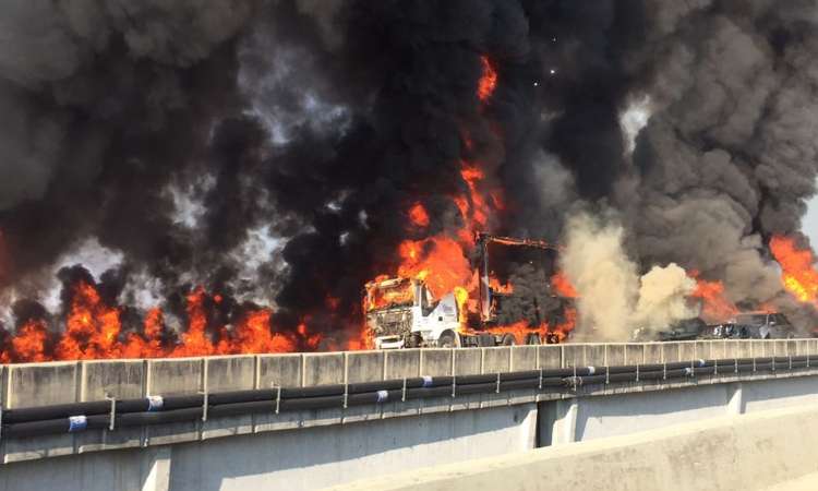 Veículos pegam fogo em acidente com mortes na Carvalho 