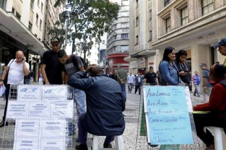 Pessoas observam lista de vagas de emprego no centro de São Paulo 