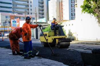 Seminfra intensifica o trabalho para recuperação de vias. Foto: Pei Fon/ Secom Maceió 