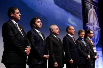 Temer cercado pelo presidente da Câmara, Rodrigo Maia, e pelo governador de São Paulo, Geraldo Alckmin (Foto: Alan Santos/Presidência da República) 