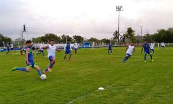 Jogadores do CSA em treinamento para o jogo dessa segunda-feira (25).