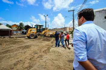 Marcelo Palmeira vistoria a pavimentação na futura estação Jaraguá.