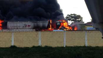 Caminhão pegou fogo após batida no Anel Rodoviário, de Belo Horizonte 