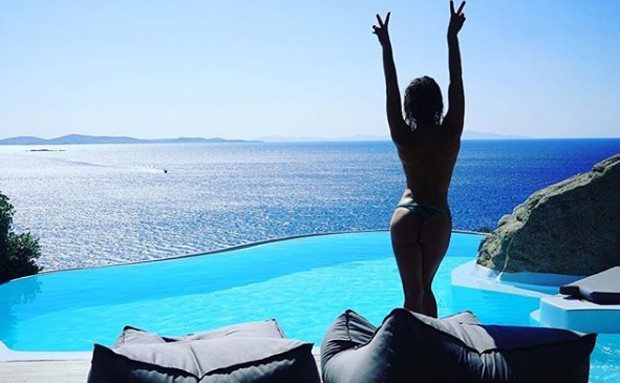 De Topless Giovanna Ewbank Posa à Beira Da Piscina Na Grécia Paraíso 