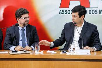 Magistrado Carlos Cavalcanti e o presidente da AMA, Hugo Wanderley, durante reunião.