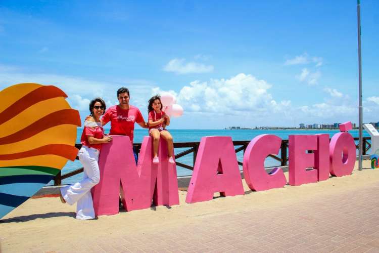 O prefeito Rui Palmeira e a primeira-dama Tatiana Palmeira participaram da abertura do Maceió Rosa.