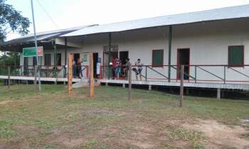 Prédio de escola antes de ser incendiada