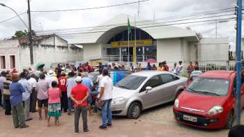 Fechamento de agência gera protesto