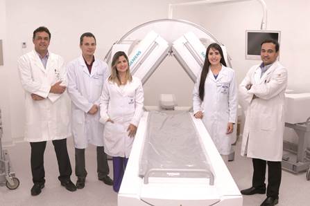 Equipe da Medicina Nuclear: Marcelo Farias, Arnos da Silva, Deise Aurora, Evellyn Quintela e André Gustavo Pino com a moderna gama-câmara