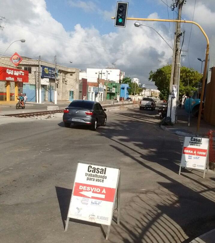 Trânsito ficará interditado, a partir desta segunda, na Rua Buarque de Macedo para realização dos trabalhos de extensão da linha férrea.