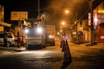 Marcelo Palmeira vistoria o recapeamento da Av. Belmiro Amorim, no Santa Lúcia