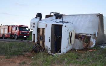 Caminhão capotou após batida frontal na BA-262