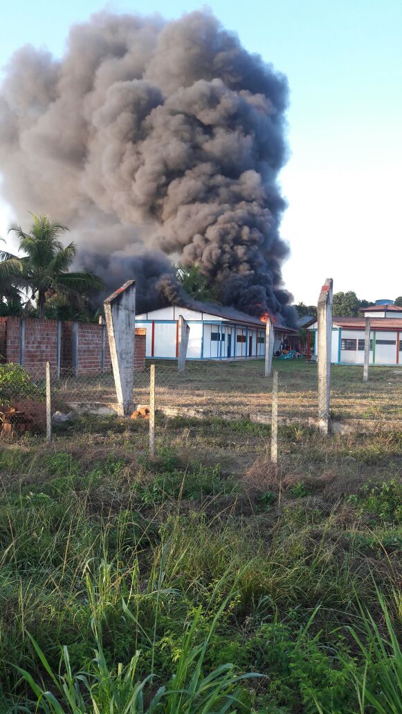 Incêndio destrói escola na zona da mata