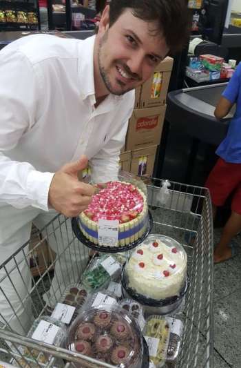 Convidados ajudaram a comprar comida, doces e bebidas