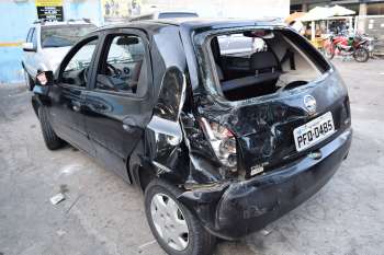 O carro celta ficou bastante danificado coma  colisão