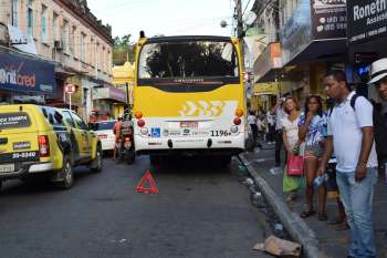 O ônibus ficou parado, próximo ao ponto na Rua das Árvores.