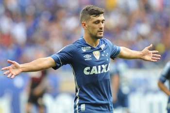 Arrascaeta disputou 140 partidas pelo Cruzeiro, marcou 35 gols e contribuiu com 28 assistências