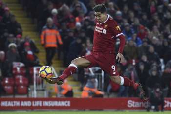 Coutinho e Firmino brilham, e Liverpool goleia lanterna Swansea em casa