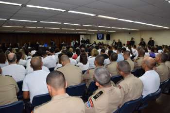 Parantes e amigos do réu e da vítima lotaram a plateia do auditório para acompanhar o julgamento.