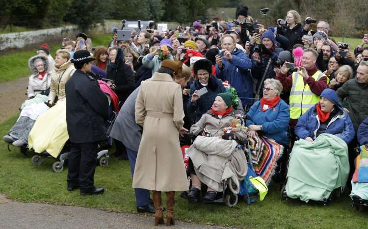 Meghan Markle e o príncipe Harry cumprimentam público durante missa de Natal na Igreja de Santa Maria Madalena, em Sandringham, na Inglaterra.