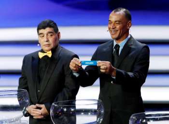 Maradona observa Cafu durante o sorteio da Copa do Mundo (Foto: Sergei Karpukhin/Reuters) 