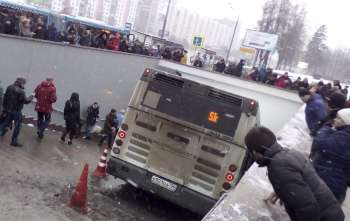 Ônibus desce em alta velocidade em escada que dá acesso à estação de metrô em Moscou.