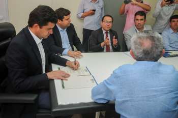 Assinatura de contrato com a Caixa Econômica para construção de casas. Foto:Marco Antônio/SECOM Maceió