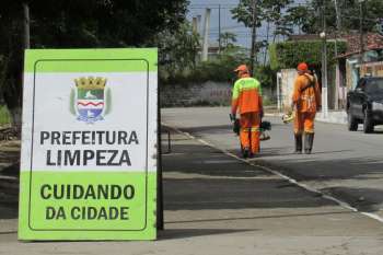 Agentes da Slum realizam limpeza na cidade