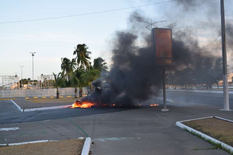 Vendedores ambulantes protestam no bairro de Jaraguá