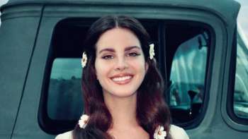 Lana Del Rey sorri na capa de 'Lust For Life'