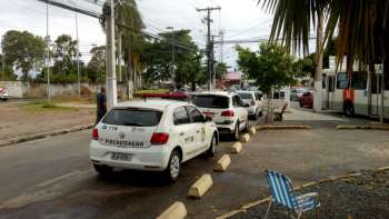 Equipe de fiscais de transporte fazem operação para coibir irregularidades com táxis. 