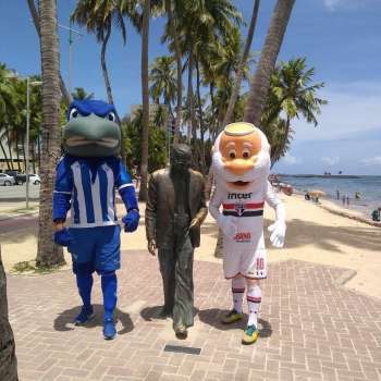 Mascotes posaram juntos em pontos turísticos de Maceió