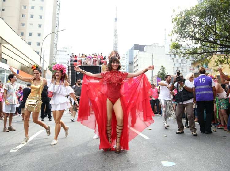 Alessandra Negrini é a Rainha do bloco Acadêmicos do Baixo Augusta