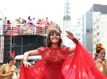 Alessandra Negrini é a Rainha do bloco Acadêmicos do Baixo Augusta