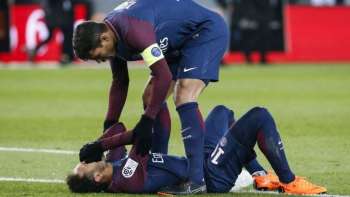 Thiago Silva fala com Neymar, caído e machucado