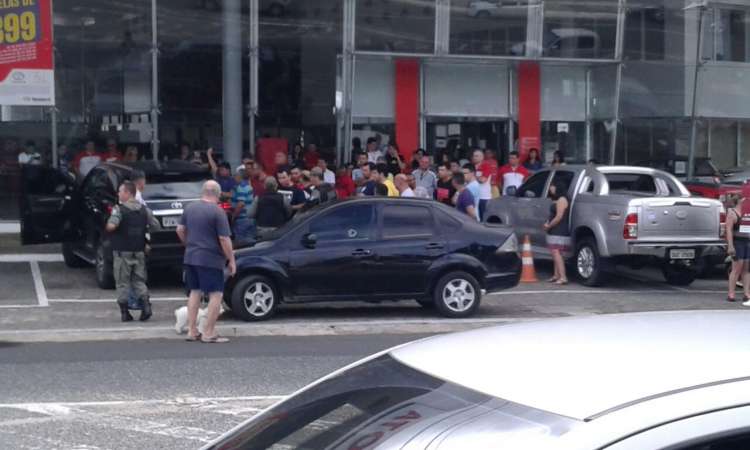 Homem efetua disparos contra jovem após briga de trânsito na Zona Leste de Teresina